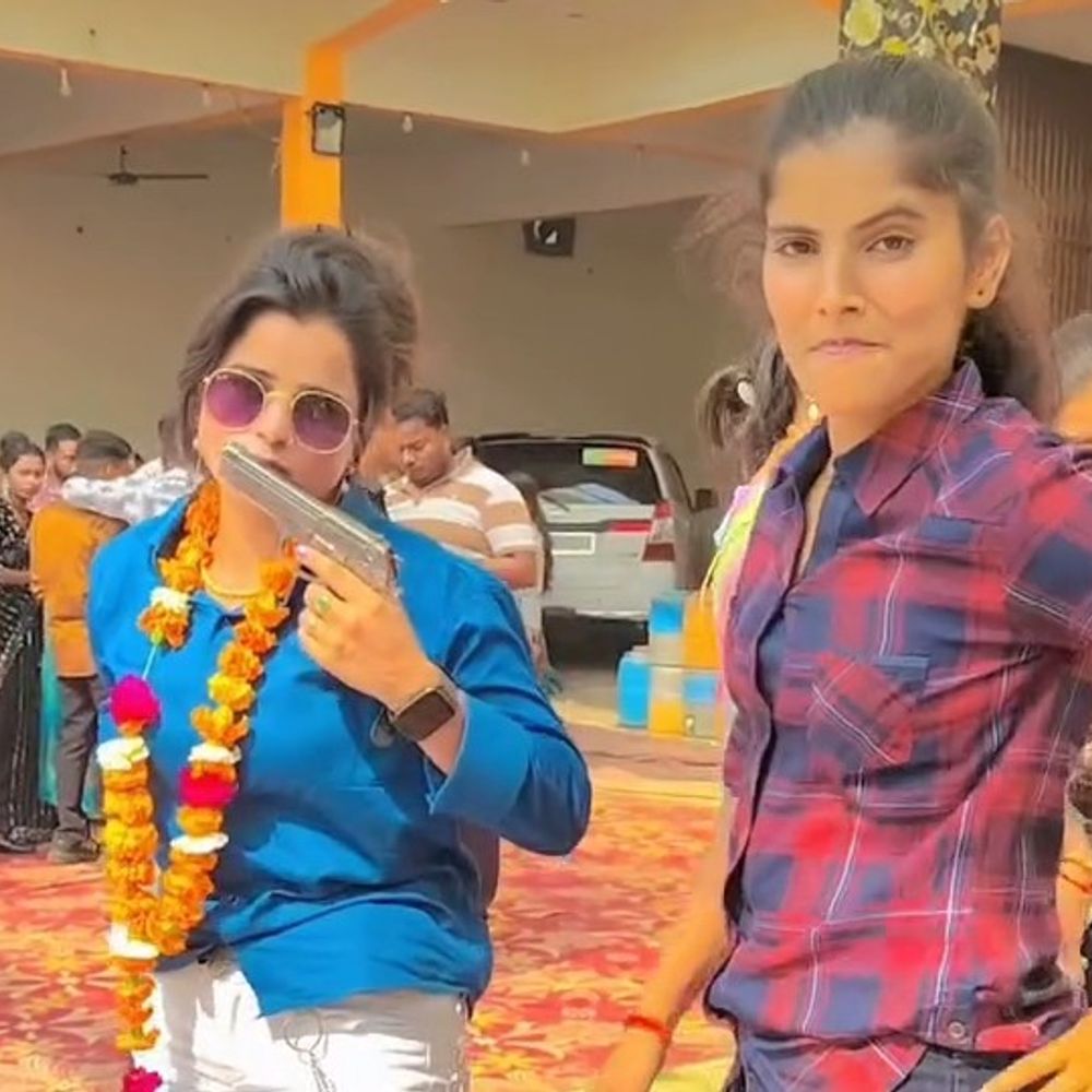 गन वाली यूट्यूबर अंजलि की सफाई:मैनपुरी में हाथ में पिस्टल लेकर बनाई रील, पकड़े जाने पर बोली– ये गन नहीं लाइटर है