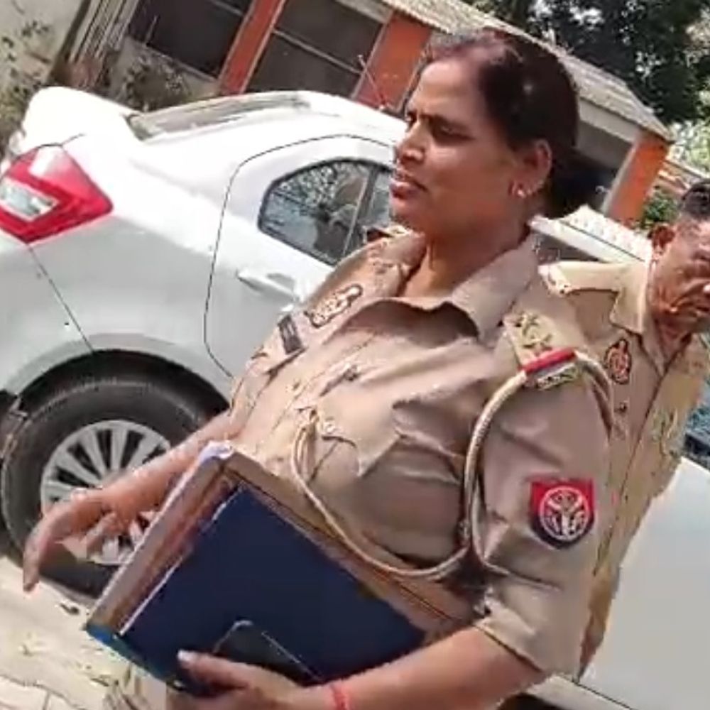 फर्रुखाबाद में रिश्वत लेने के आरोप में दरोगा-आरक्षी निलंबित:अपहरण मामले की जांच में 25 हजार मांगने का आरोप, SP के आदेश पर कार्रवाई