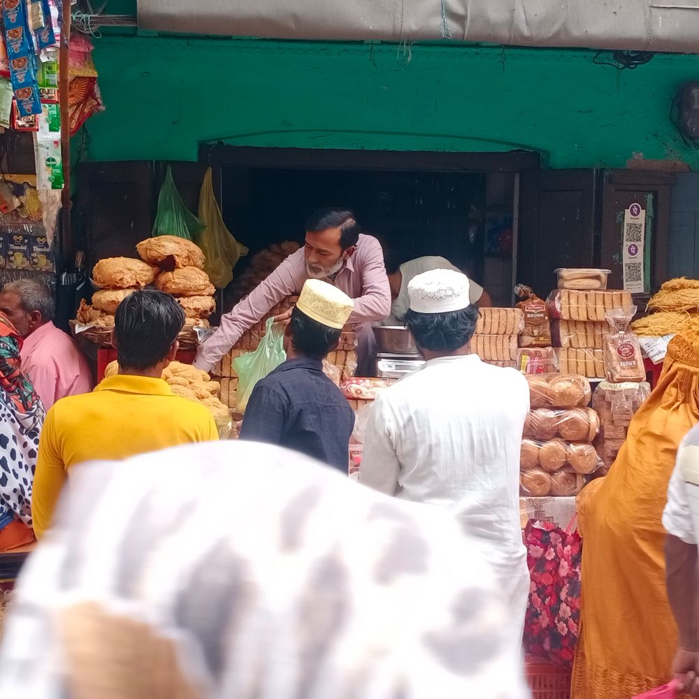 बागपत में ईद से पहले के बाजारों में उमड़ी भीड़:खरीदारी को लेकर लोगों में दिखा उत्साह, कई दुकानों पर विशेष ऑफर और छूट