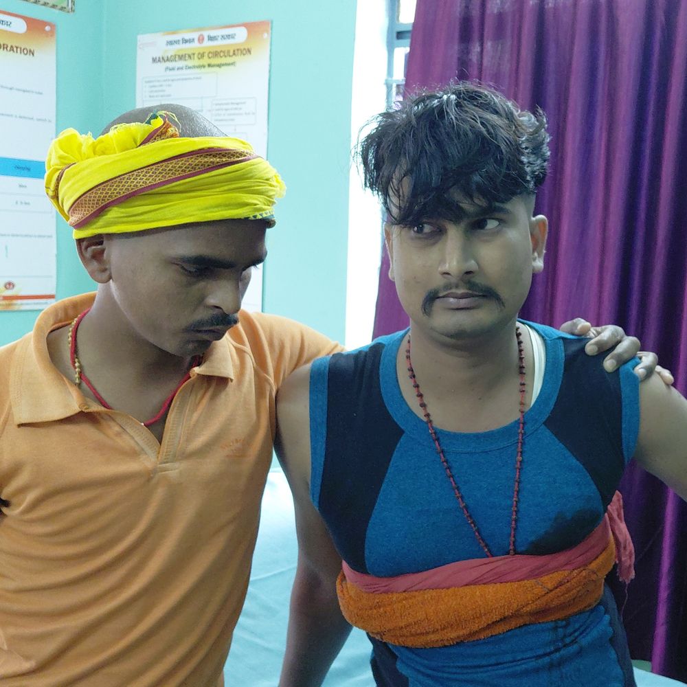 युवक को दिनदहाड़े पड़ोसी ने सीने में मारी गोली;हालत गंभीर:खगड़िया में घर के दरवाजे पर था खड़ा, आरोपी की गिरफ्तारी के लिए छापेमारी जारी