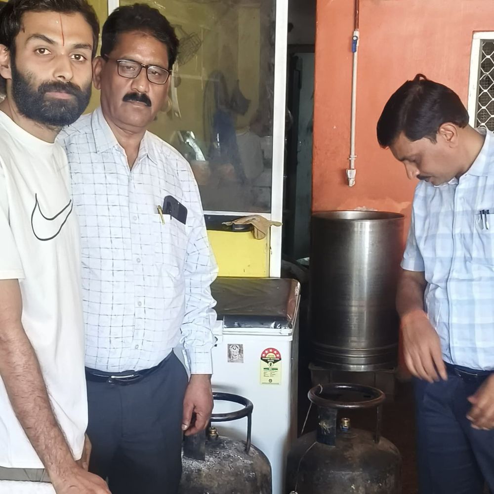 दस्तावेज नहीं मिलने पर होटल से 3 सिलेंडर जब्त:प्रशासन बोला-जांच अभियान में किया निरीक्षण; अवैध LPG भंडारण पर कार्रवाई
