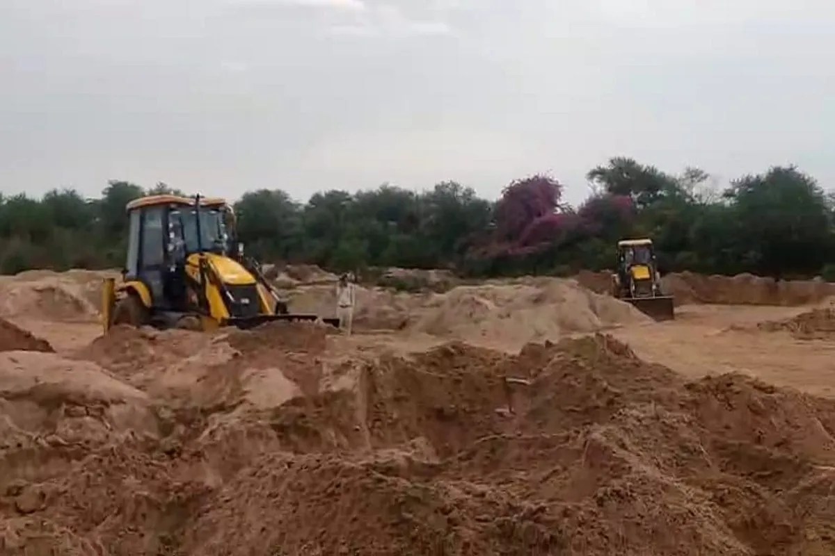 लाखों रुपए की रेत चंबल के राजघाट पर मिट्टी में मिलाई