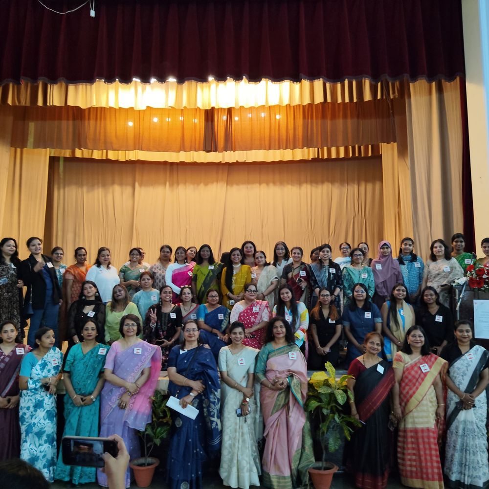 लखनऊ IT कॉलेज में पूर्व छात्राओं का मिलन समारोह:पुरानी यादें ताजा हुईं, विभिन्न बैच की छात्राएं शामिल