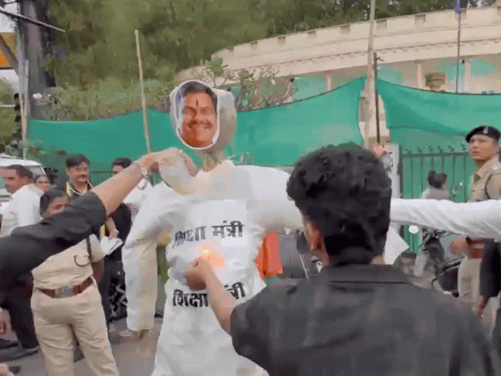 NSUI ने फूंका शिक्षा मंत्री गजेन्द्र यादव का पुतला:12वीं पर्चा लीक मामले में लापरवाही का आरोप, स्पेशल इंवेस्टिगेशन टीम बनाने की मांग