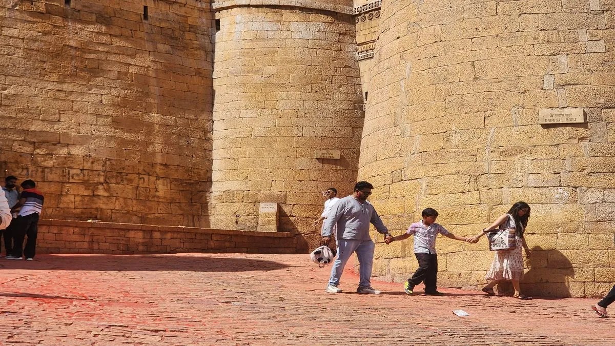 सोनार दुर्ग की घाटियों में जमी गुलाल, बढ़ा हादसों का खतरा: पर्यटक चिंतित, दुर्गवासी बोले- तत्काल हो धुलाई जरूरी