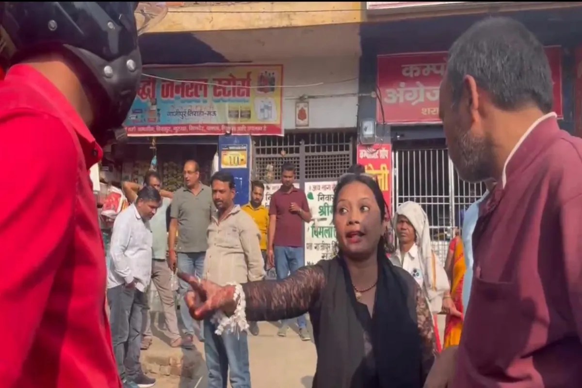 Mau News: बीच चौराहे पर प्रेमिका ने प्रेमी का कॉलर पकड़ा, जमकर हुआ विवाद