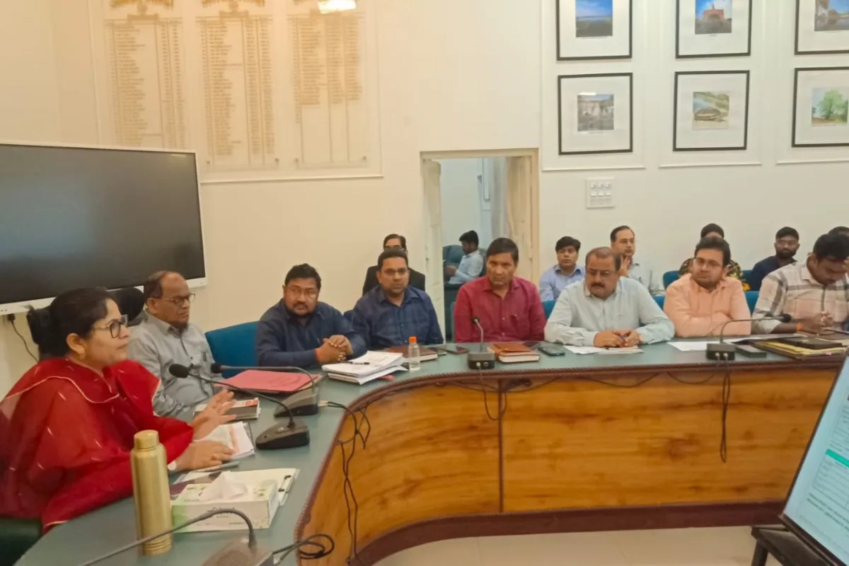 डीएम प्रियंका निरंजन ने अधिकारियों की लगाई क्लास, ग्राम पंचायत सचिवों पर कार्रवाई के निर्देश