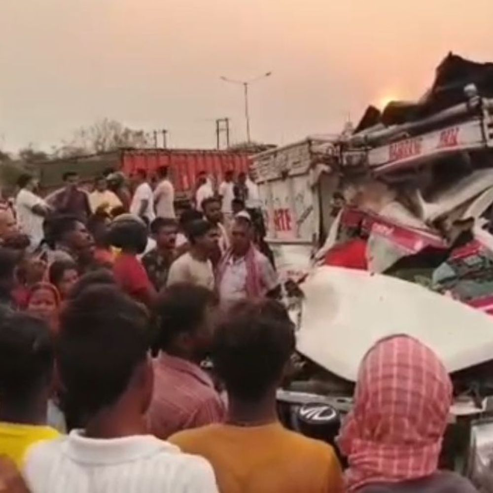 पिकअप वैन की ट्रक से भिड़ंत, चालक की मौत:पिकअप वैन का अगला हिस्सा हुआ पूरी तरह क्षतिग्रस्त, ग्रामीणों ने किया सड़क जाम