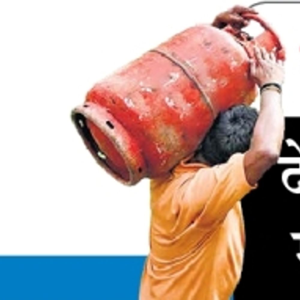 गैस सिलेंडर की बुकिंग कराने पर कट रहा पैसा, नहीं आ रहा मैसेज