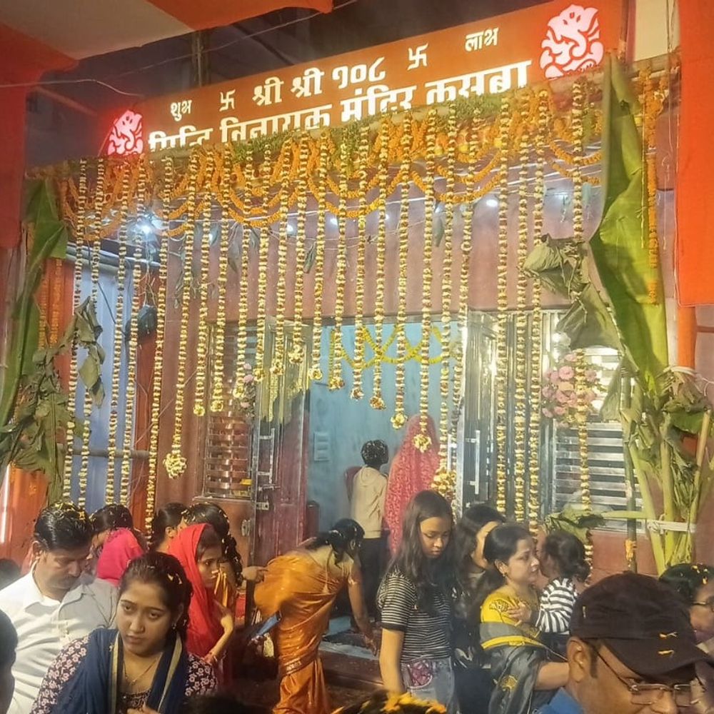 पूर्णिया में गणपति प्राण प्रतिष्ठा संपन्न:वैदिक मंत्रोच्चार के साथ प्रतिमा की प्राण प्रतिष्ठा की गई, एमएलसी राजेंद्र गुप्ता ने खेली फूलों की होली