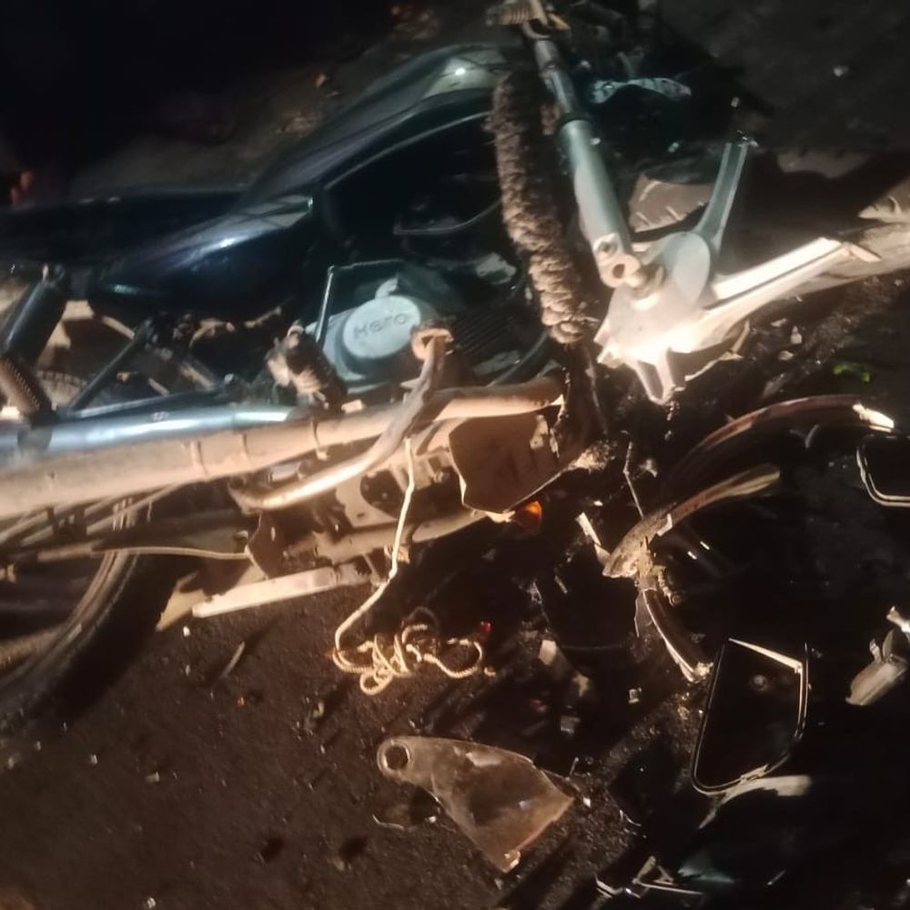 सिरसा में दो बाइकों की आमने-सामने टक्कर, एक मौत:युवक गंभीर, वाहन क्षतिग्रस्त, खारियां–रिसालिया रोड पर हादसा, गांव में मातम