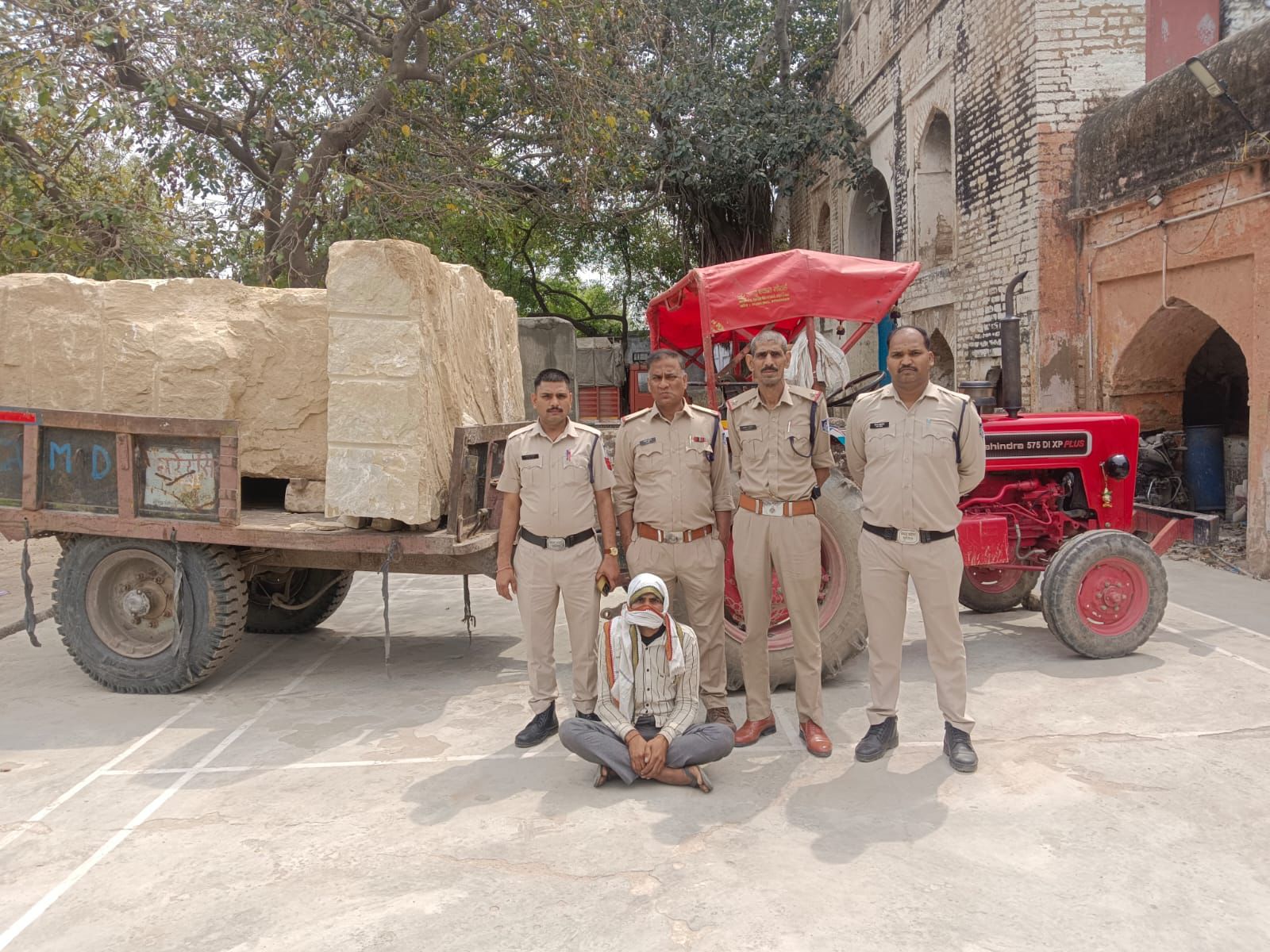 मुरैना में अवैध रेत, गिट्टी और पत्थर से भरे ट्रैक्टर-ट्रॉली पकड़े