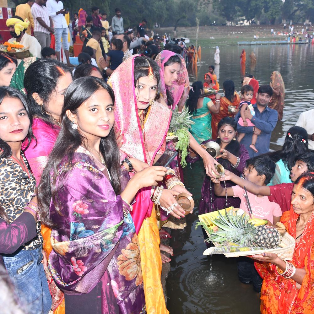 चैती छठ को ले घाटों पर उमड़ा आस्था का सैलाब, अस्ताचलगामी सूर्य को दिया अर्घ्य