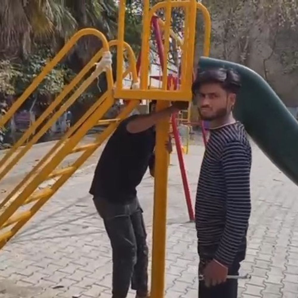 जलालाबाद में ठेकेदार ने पार्क से उतारे झूले:बोला- नगर कौंसिल ने पैमेंट नहीं किया, विधायक ने कहा- मानकों के अनुरुप नहीं