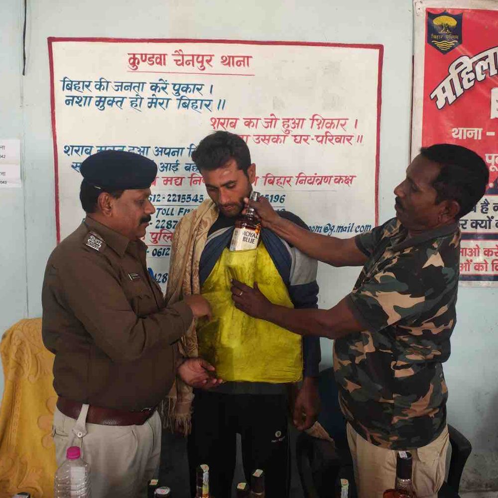 शरीर-बाइक की डिक्की से 44 लीटर शराब जब्त:कुंडवा चैनपुर पुलिस ने तस्कर को अरेस्ट किया, मामला दर्ज