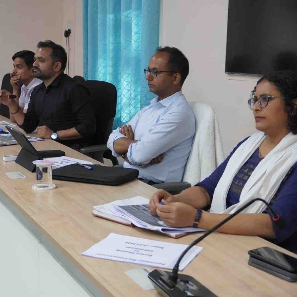 नवादा में जिलाधिकारी ने पंचायती राज योजनाओं की समीक्षा की:6670 सोलर लाइट लगाने का लक्ष्य, 31 मार्च तक काम होगा पूरा