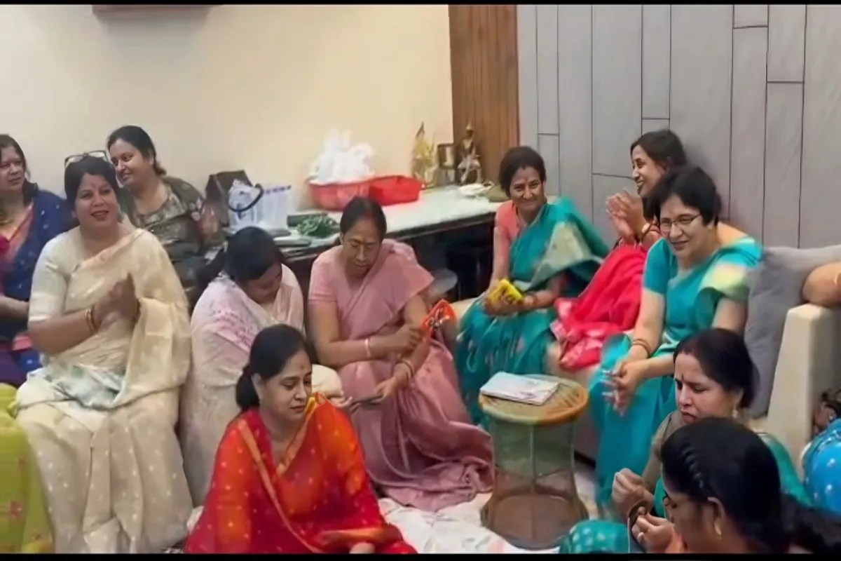 Viral Video: लखनऊ में भजन बना विरोध का हथियार: नवरात्र में महिलाओं का यूजीसी कानून के खिलाफ प्रदर्शन वायरल