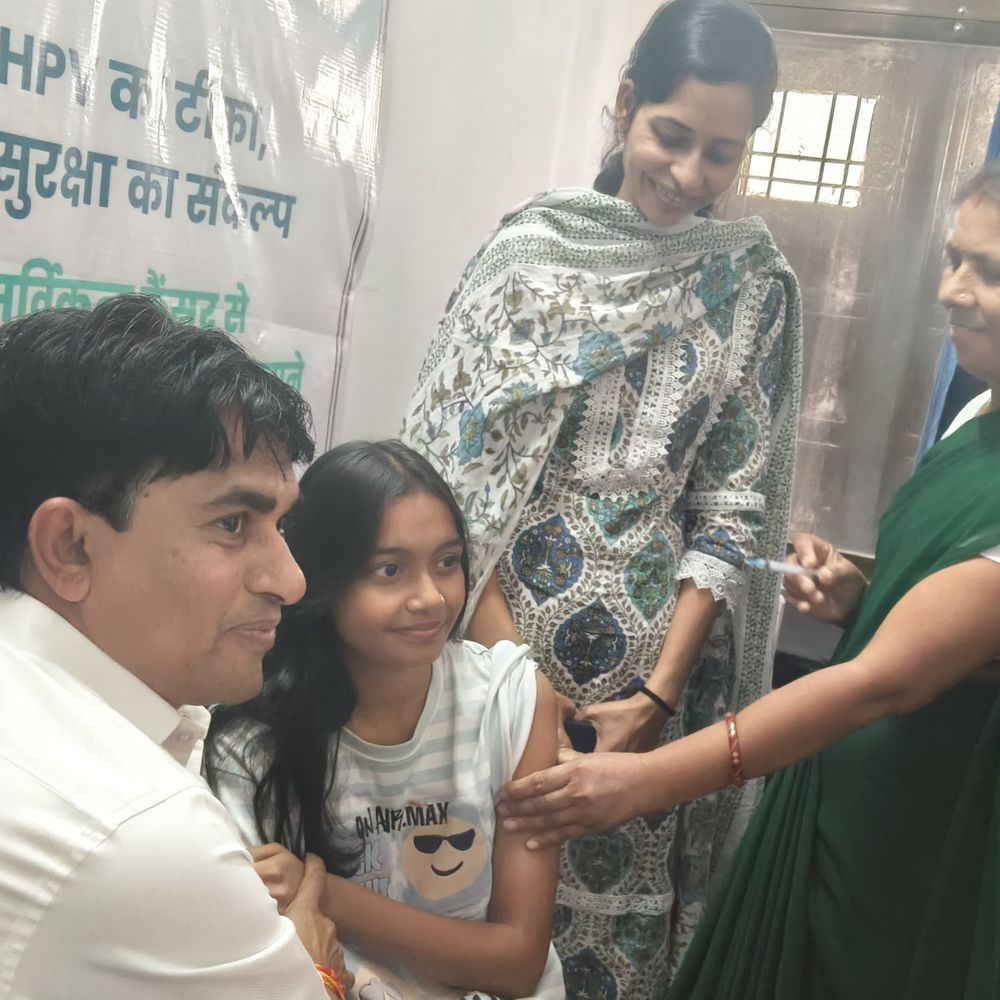 झाबुआ में सर्वाइकल कैंसर टीका 1986 लड़कियों को लगा:स्वास्थ्य अधिकारी ने बेटी को वैक्सीन लगवाई, बोले- ये पूरी तरह सुरक्षित