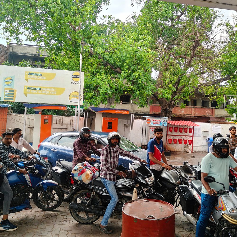 सीतापुर में पेट्रोल-डीजल की अफवाह,बारिश में पंपों पर लंबी लाइनें:बाइक में 100, कारों में 1000 रुपये तेल की लिमिट तय,पेट्रोल पंपों पर पुलिस हुई तैनात