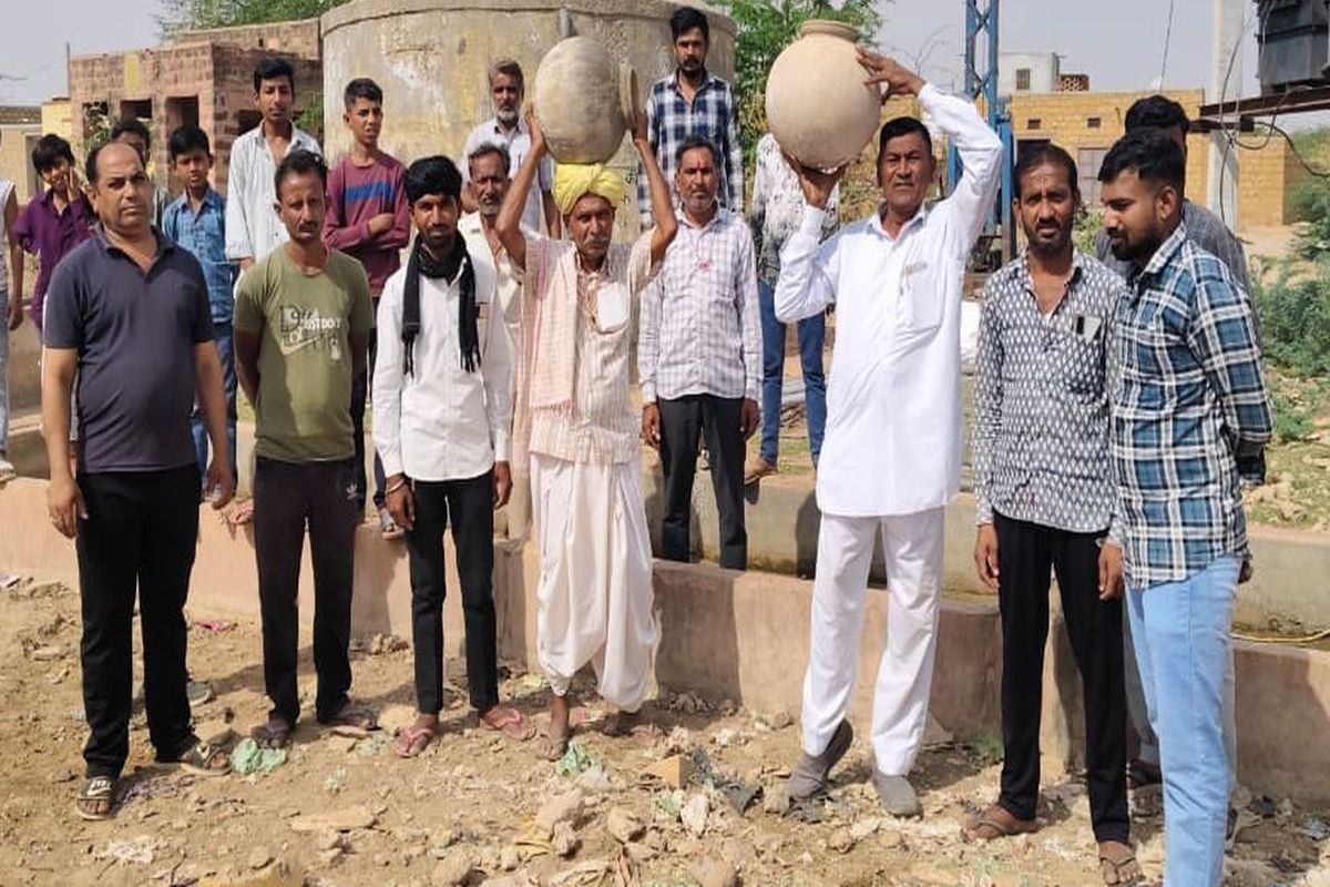 Video: फूटा गुस्सा : एक माह से जलापूर्ति बंद, फोड़ी मटकियां