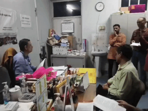 डॉ ओमशंकर बोले-कर्मचारी का प्रमोशन नहीं किया…तो बैठाया जांच:सोमवार तक कुलसचिव मांगे माफी, 20 साल में 500 कर्मचारियों के खिलाफ CCL रूल के तहत कारवाई