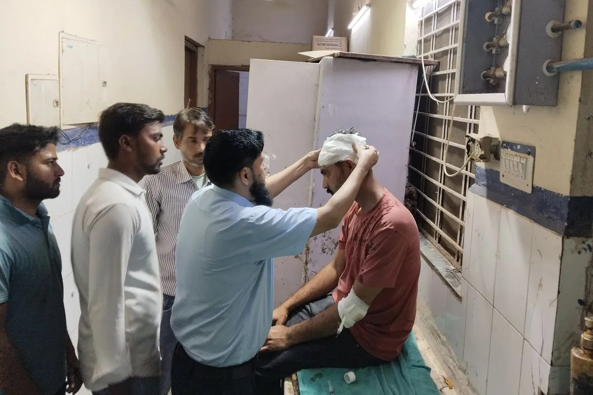 लाठी,डंडों और फरसों से हमला,दो सगे भाइयो सहित चार घायल