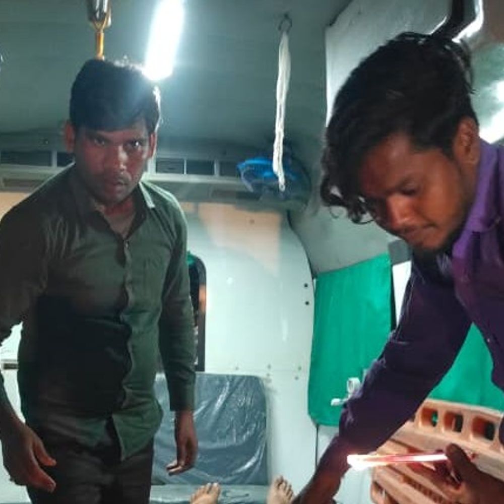 फिरोजाबाद में सड़क हादसे में युवक की मौत:साथी की हालत गंभीर, आगे चल रही गाड़ी के अचानक ब्रेक लगाने से फिसली बाइक