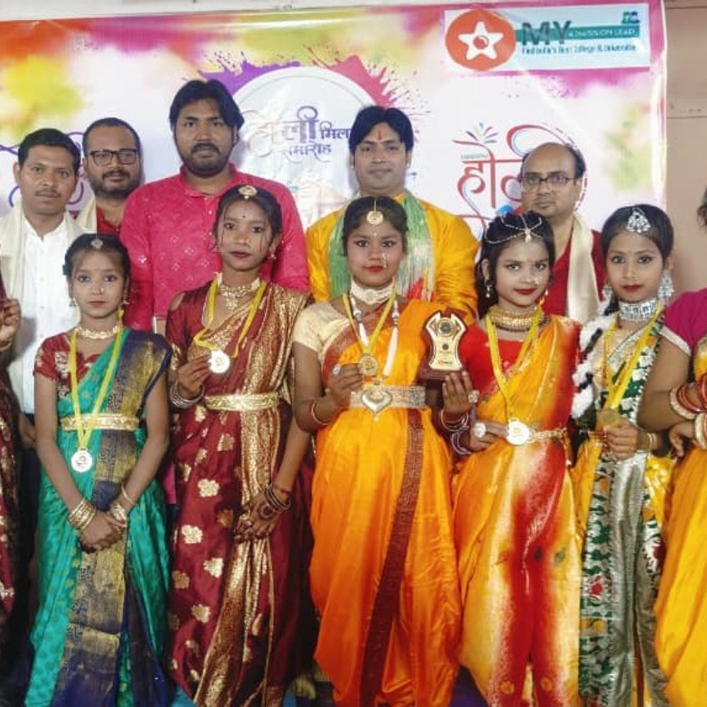 मुंगेर में सरदार पैलेस में होली मिलन समारोह:शिक्षकों को सम्मान, सांस्कृतिक कार्यक्रम, युवा और समाजिक संगठनों ने बढ़ाया उत्साह