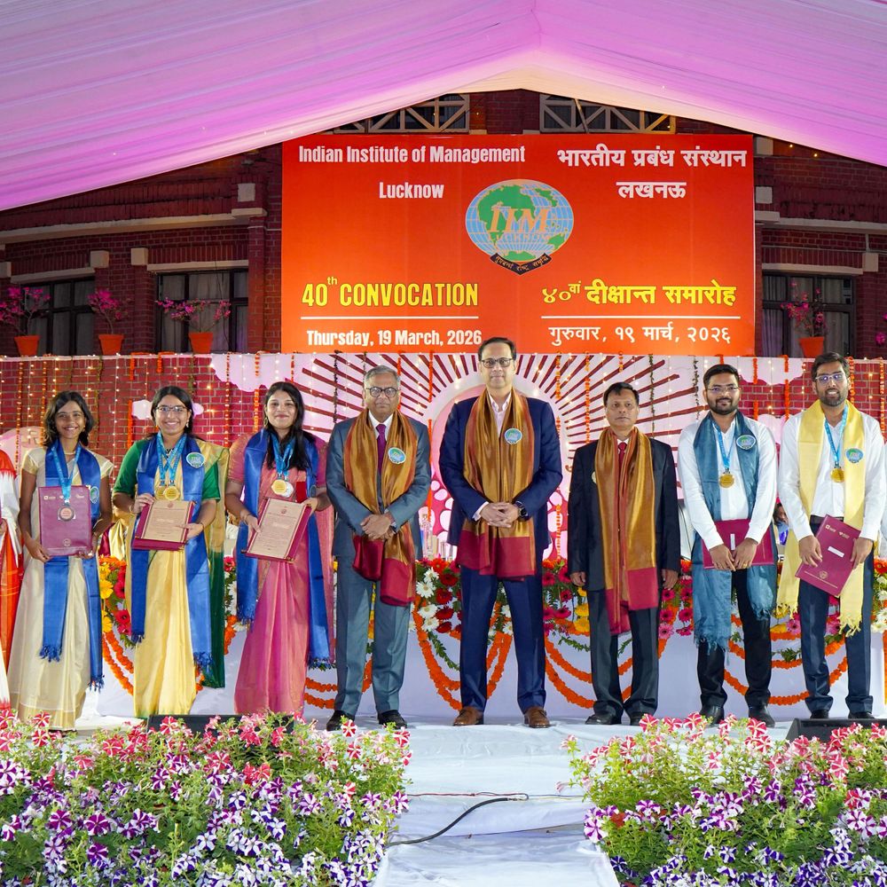 IIM लखनऊ में 807 छात्रों को मिली डिग्री:संस्थान को ‘ट्रिपल क्राउन’ मान्यता, बजाज समूह के संजीव बोले- बिजनेस गोल सेट करें