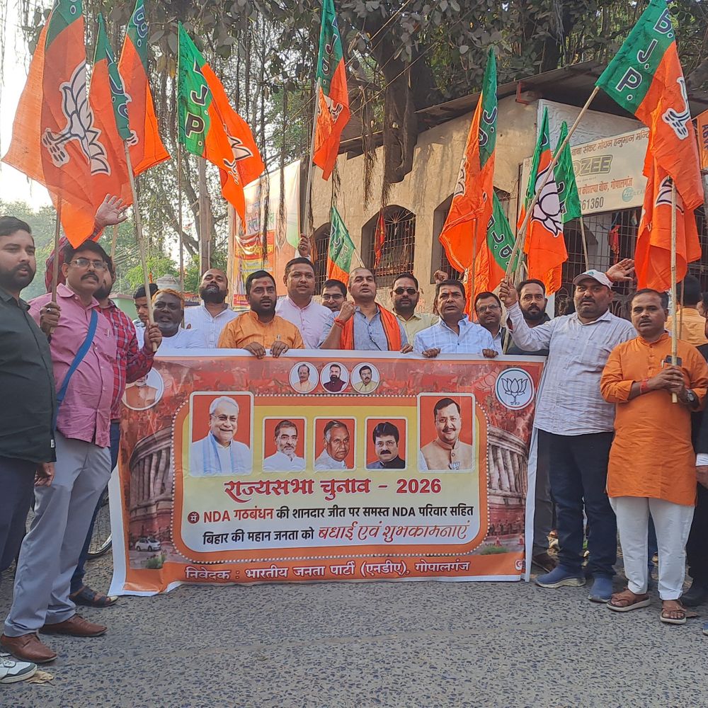कार्यकर्ताओं ने झंडे-बैनर लेकर निकाला जश्न मार्च:एनडीए की राज्यसभा चुनाव में शानदार जीत पर आतिशबाजी, बांटीं मिठाई