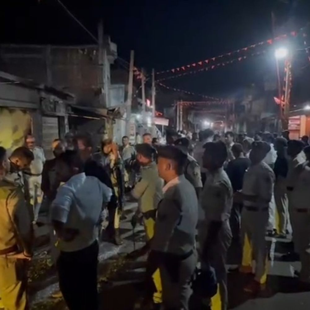 नवादा के रोह बाजार में रामनवमी शोभायात्रा पर पथराव:शरारती तत्वों ने माहौल बिगाड़ने का किया प्रयास, दुकानों में लगाई आग