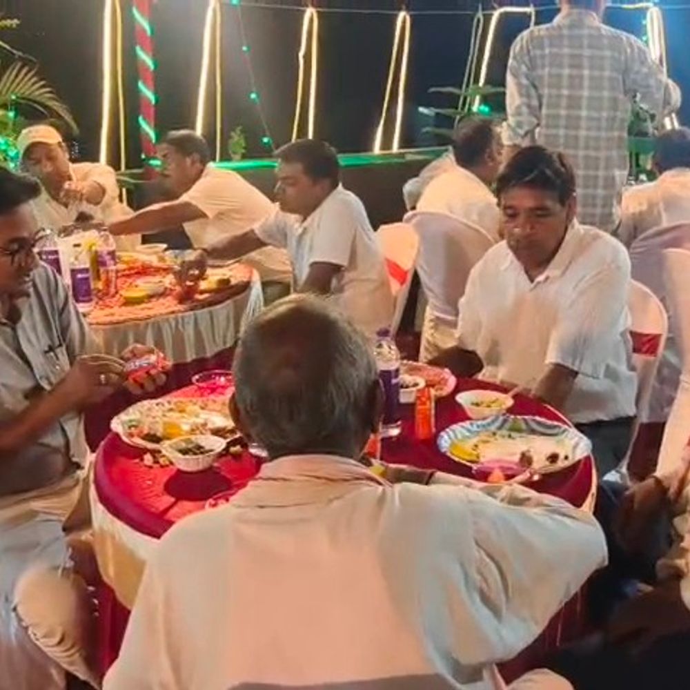 कटिहार के बल्थी महेशपुर में इफ्तार पार्टी:डॉ. कमर हाशमी ने किया आयोजन, गंगा-जमुनी तहजीब की दिखाई दी झलक