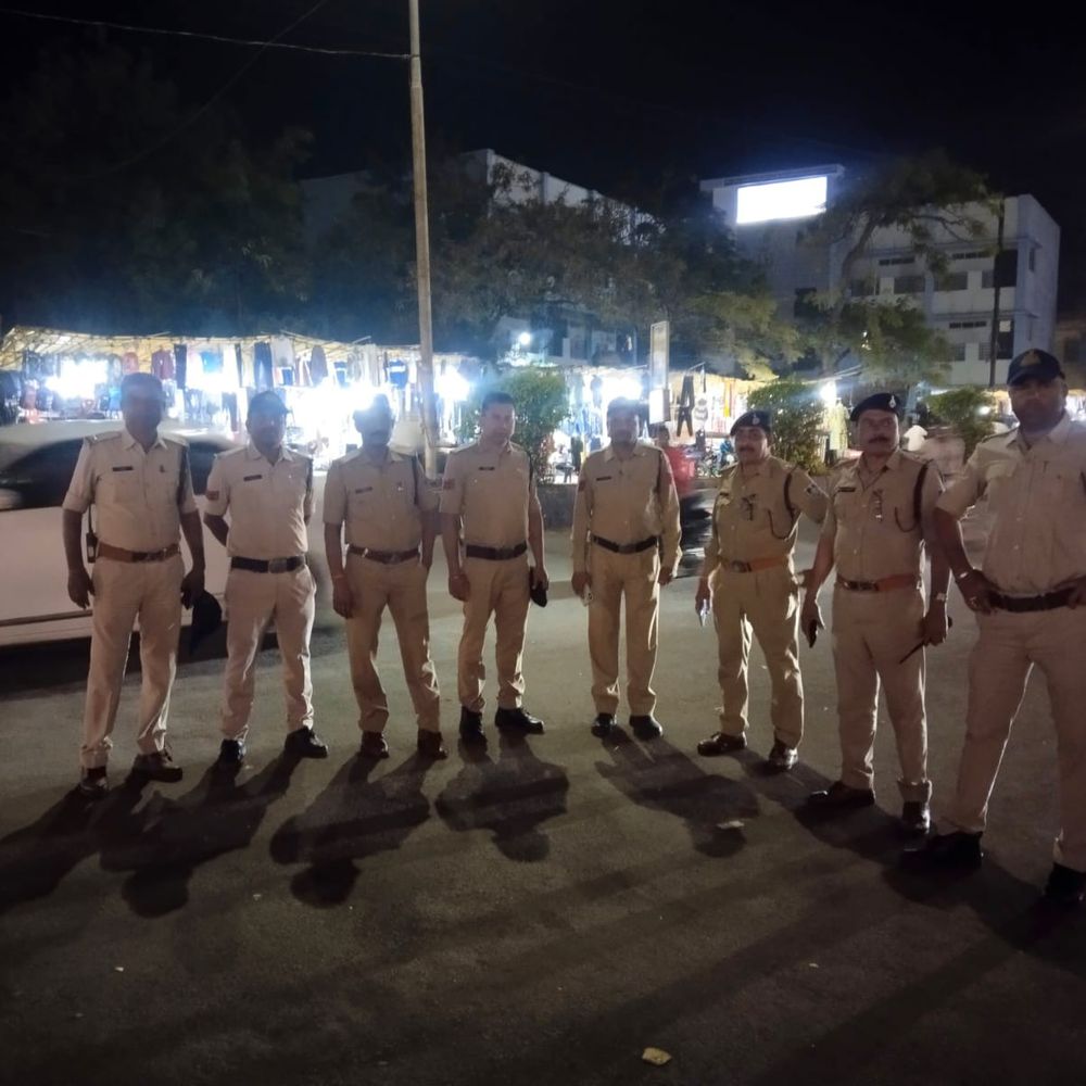 सिवनी में पुलिस की पैदल गश्त, सुरक्षा-यातायात व्यवस्था जांची:प्रमुख चौराहों पर वाहन चेकिंग, सड़क किनारे से ठेले हटवाए