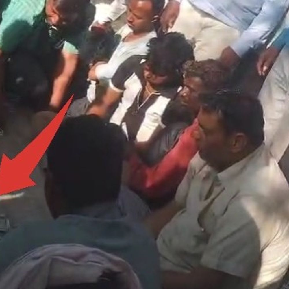 जुआ खेलते पकड़े गए पूर्व प्रधान समेत दो लोग:4 आरोपी फरार, मैनपुरी के खेतों में खुलेआम जुआ खेलने का VIDEO आया सामने