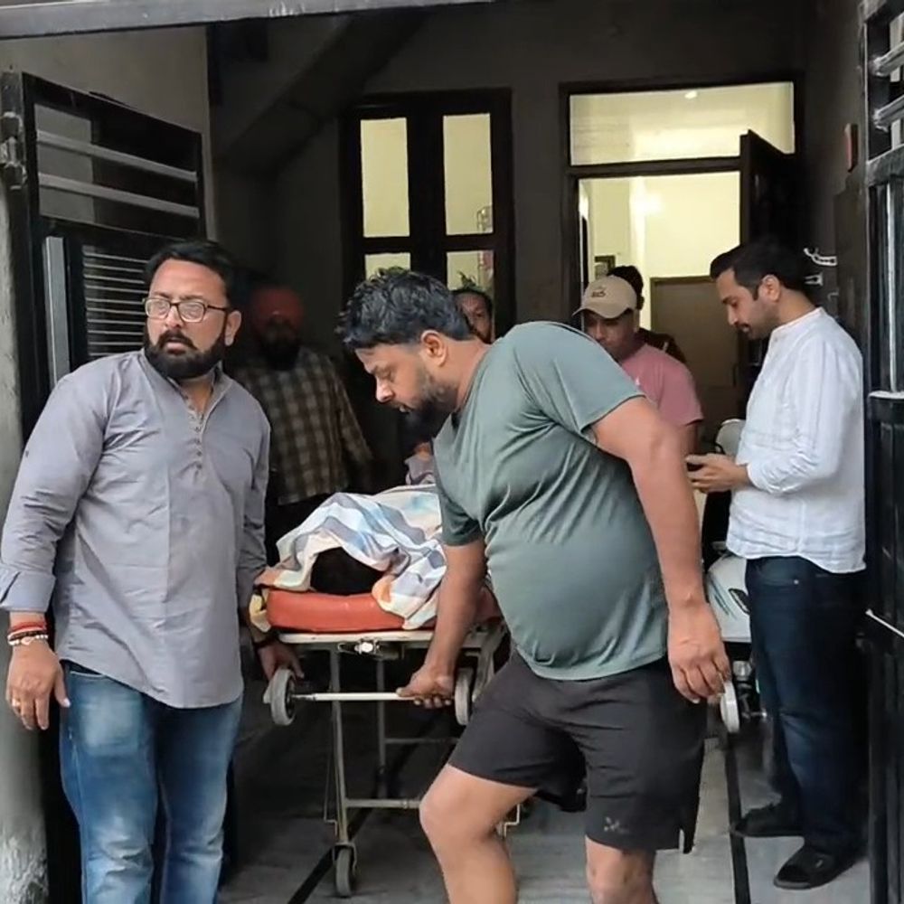 फाजिल्का में व्यक्ति का शव पंखे से लटका मिला:जेब से सुसाइड नोट बरामद, विवाद के कारण तनाव में थे, पुलिस कर रही मामले की जांच