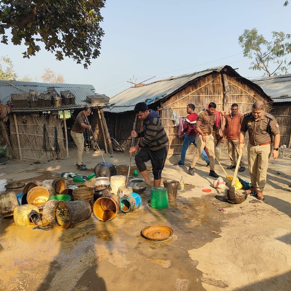 कुशीनगर में होली पर शराब की दुकानें बंद:अवैध कच्ची शराब पर कार्रवाई तेज, 5 अवैध भट्ठियों को ध्वस्त किया