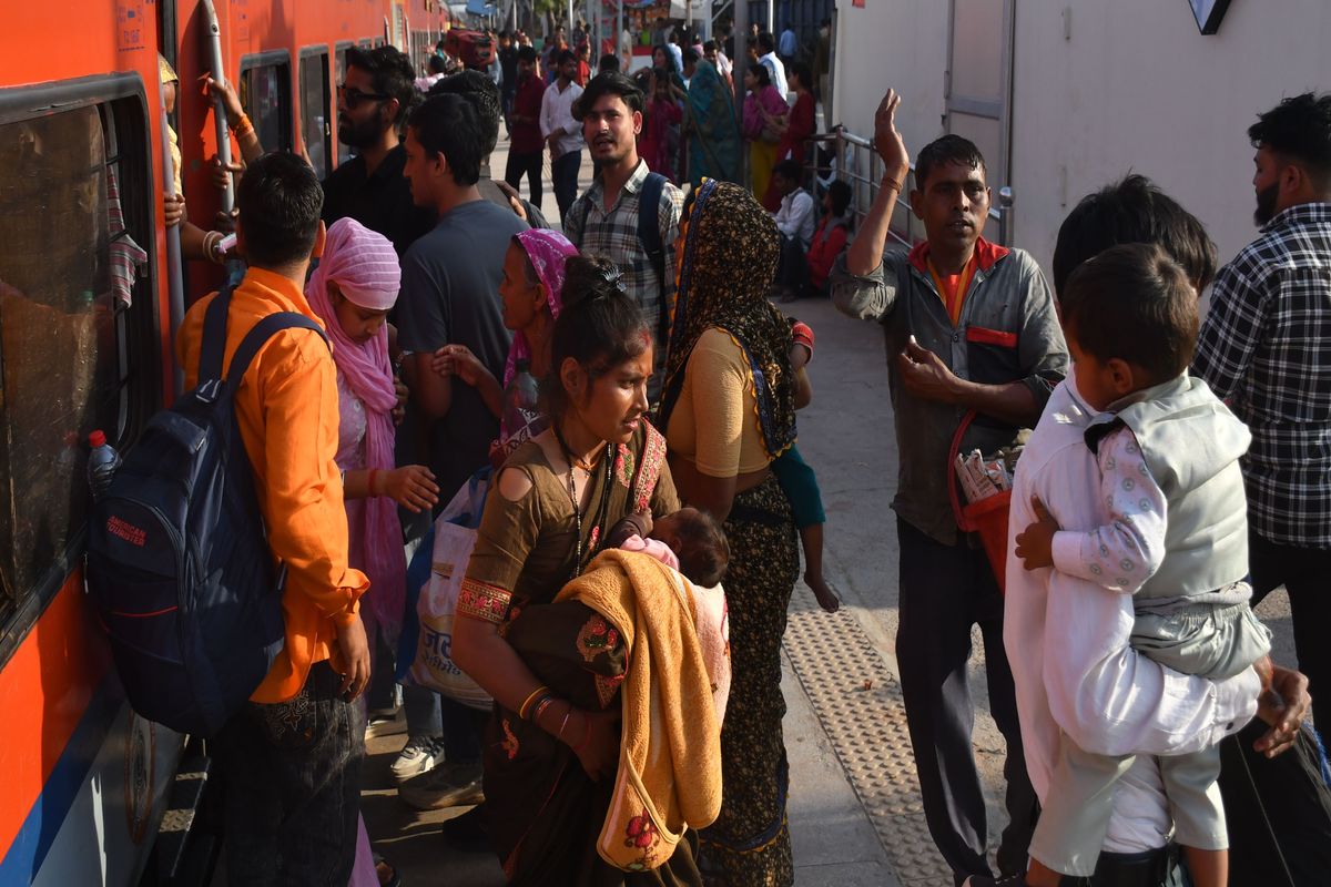 होली की खुमारी…बाजारों से लेकर बसों और ट्रेनों में यात्रियों की भीड़