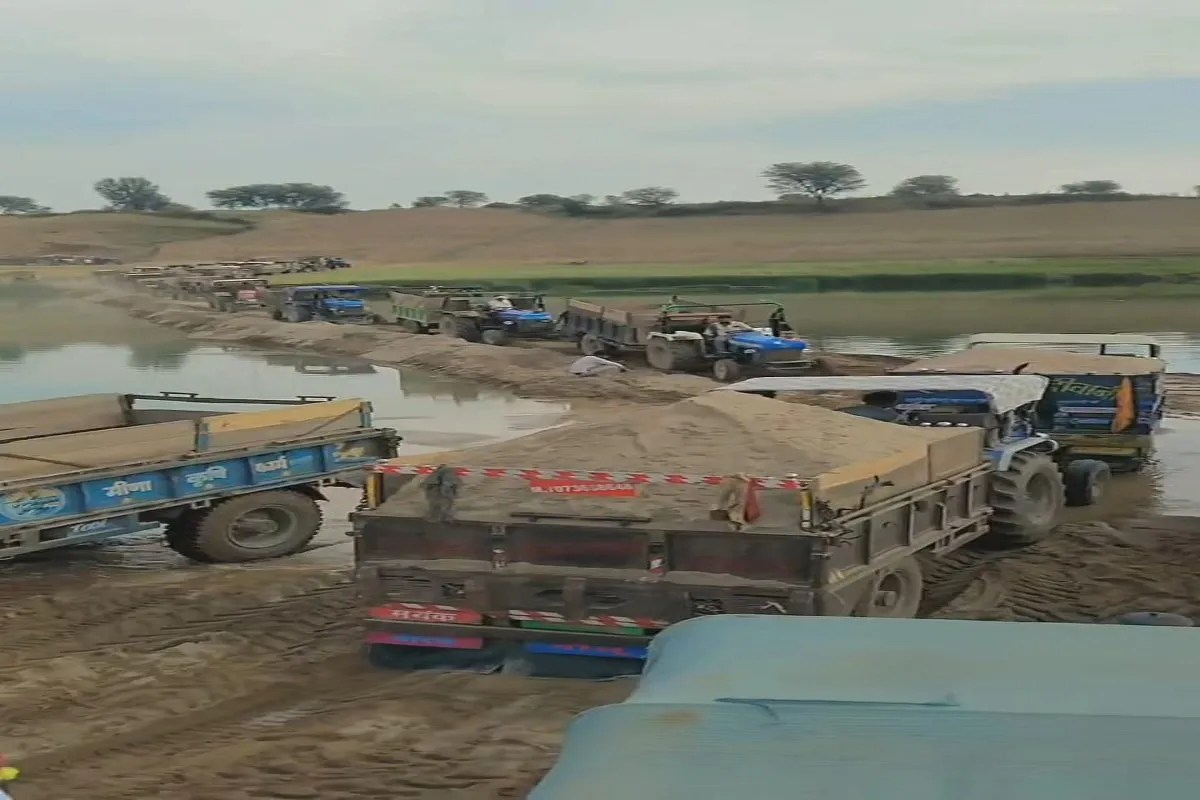 बेखौफ माफिया ने रेत के लिए रोक दी नदी की धार