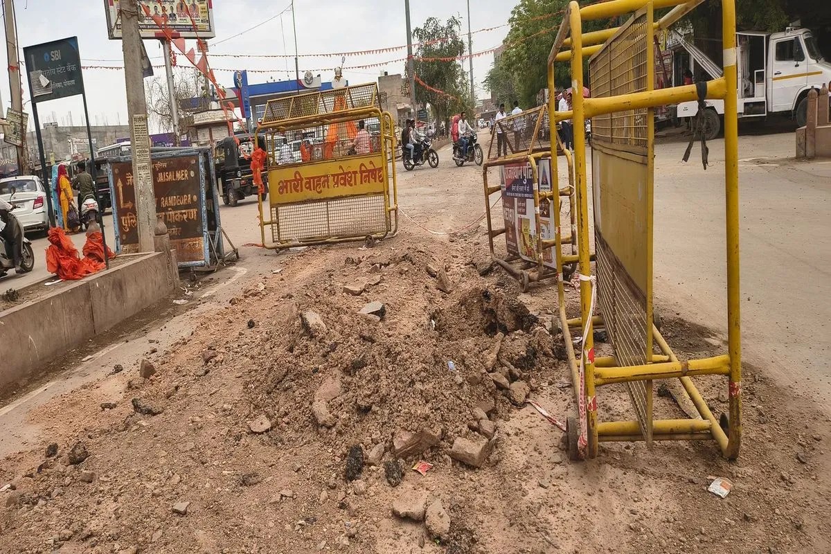 पोकरण : न सड़क का समतलीकरण और न ही भर रहे गड्ढ़े