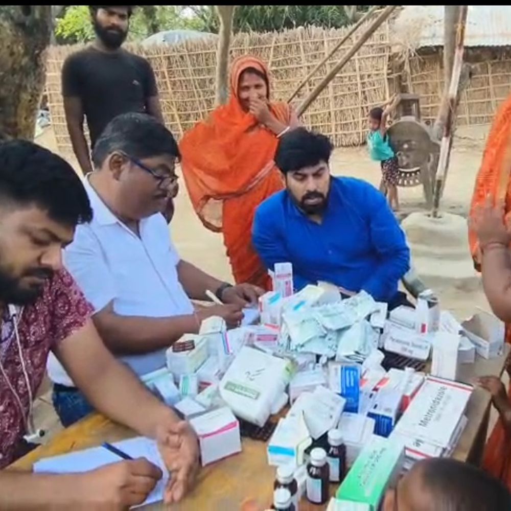कटिहार के गंगा दियारा क्षेत्र में पहुंची स्वास्थ्य सेवाएं:नाव-ट्रैक्टर से इनएक्सेसिबल रास्ते पार कर लग रहे नियमित कैंप