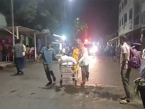 कटक के सरकारी हॉस्पिटल में आग, 10 मरीजों की मौत:लोगों को बचाने में 11 कर्मचारी झुलसे; ओडिशा CM घटनास्थल पर पहुंचे