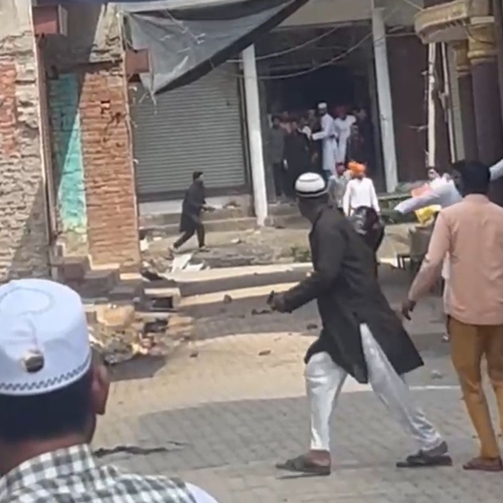 संभल में ईद की नमाज के बाद पथराव, VIDEO:स्कॉर्पियो स्टंट से नमाजी पर कीचड़ पड़ा, दोनों पक्षों में मारपीट हुई; पुलिस ने खदेड़ा