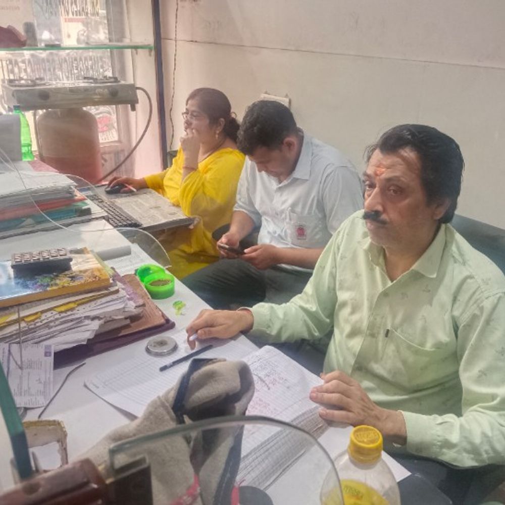 शाहजहांपुर में कमर्शियल सिलेंडर पर रोक:एजेंसी संचालक बोले-जिसने एक साल से सिलेंडर नही लिया, वो भी लेने आ रहे