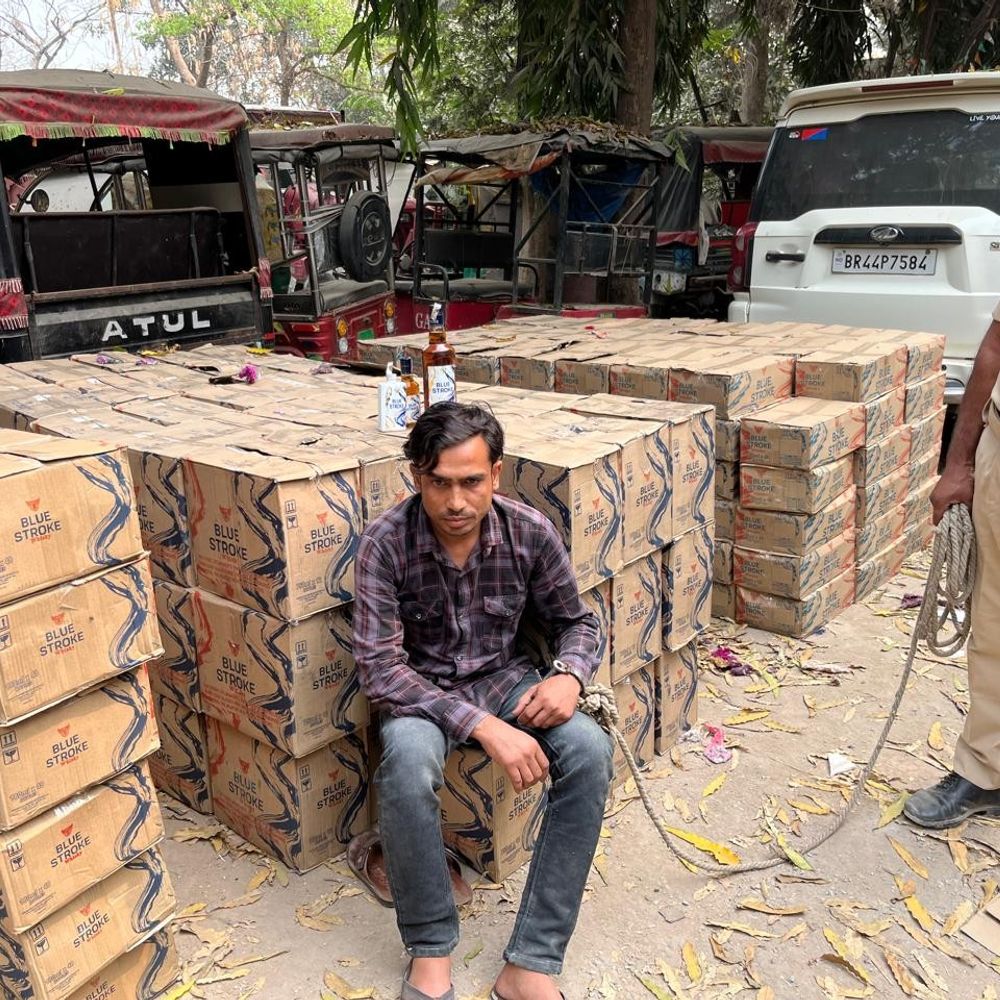 बक्सर में यूपी नंबर ट्रक से विदेशी शराब जब्त:2259 लीटर बरामद, कीमत 28 लाख, ड्राइवर शहजाद आलम गिरफ्तार