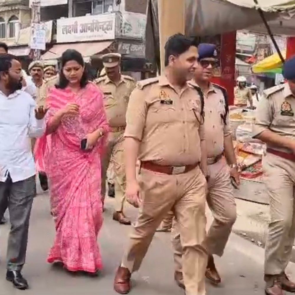 रायबरेली में ईद-नवरात्र पर प्रशासन अलर्ट:जिलाधिकारी-एसपी ने भारी पुलिस बल के साथ किया पैदल मार्च