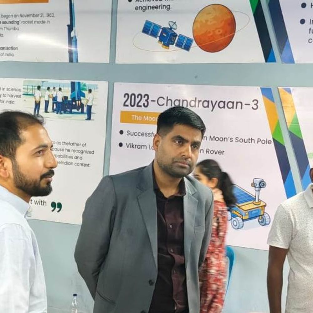 कलेक्टर ने कोपेडीह में सुनी ग्रामीणों की समस्याएं:बख्शी स्कूल की आधुनिक ‘स्पेस लैब’ का भी किया निरीक्षण