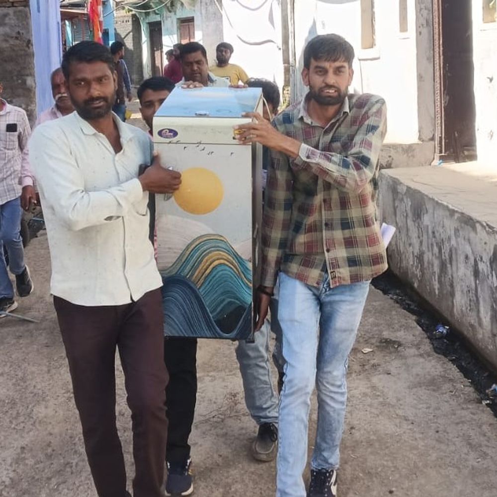 आगर मालवा में बिजली बिल बकाया पर कुर्की:4 बाइक, 3 पानी की मोटर और 1 आटा चक्की जब्त, 2 बाइक लौटाई