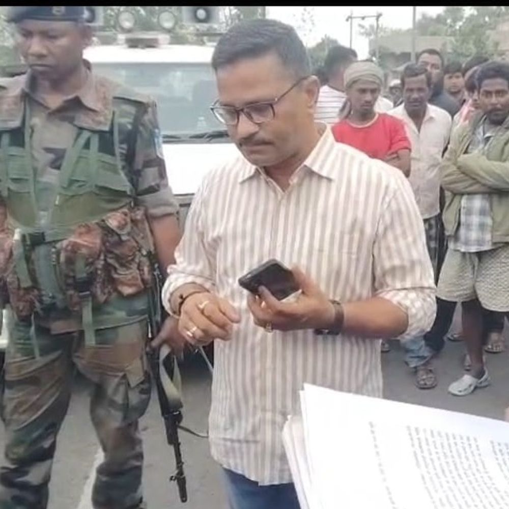 ग्रामीणों ने किया 4 घंटे सड़क जाम:अतिक्रमण हटाने की मांग पर महेशपुर-पाकुड़िया मार्ग अवरुद्ध