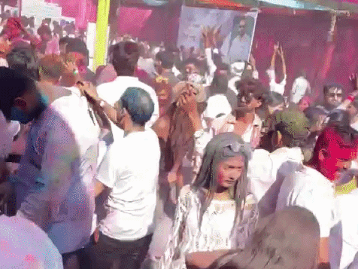 आगरा में हुआ कार्निवाल का कलर्स:युवाओं ने जमकर उड़ाया अबीर-गुलाल, डीजे पर थिरके आगरा वासी, मीडिया पार्टनर रहा दैनिक भास्कर