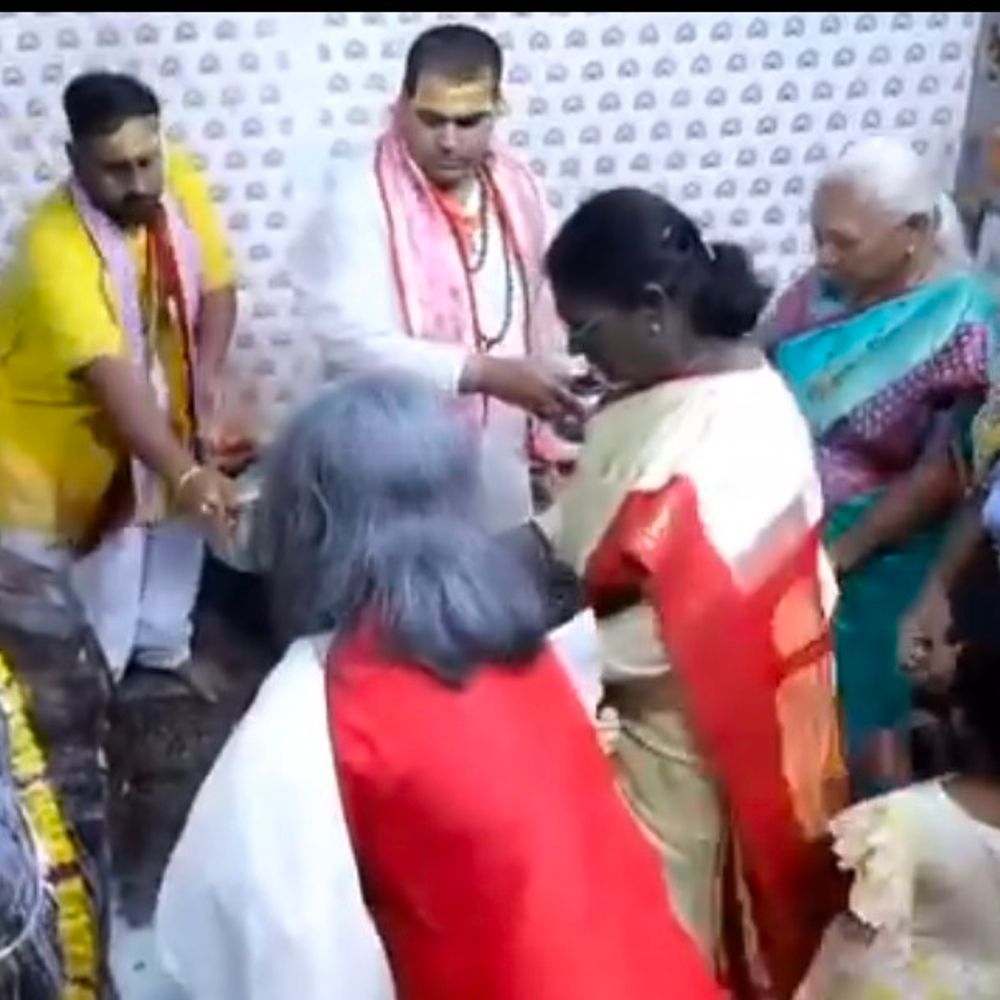 राष्ट्रपति मुर्मू ने की गिरिराज जी की परिक्रमा:कड़ी सुरक्षा के बीच मंदिर में पूजा-अर्चना, राजस्थान सरकार ने की विशेष तैयारी